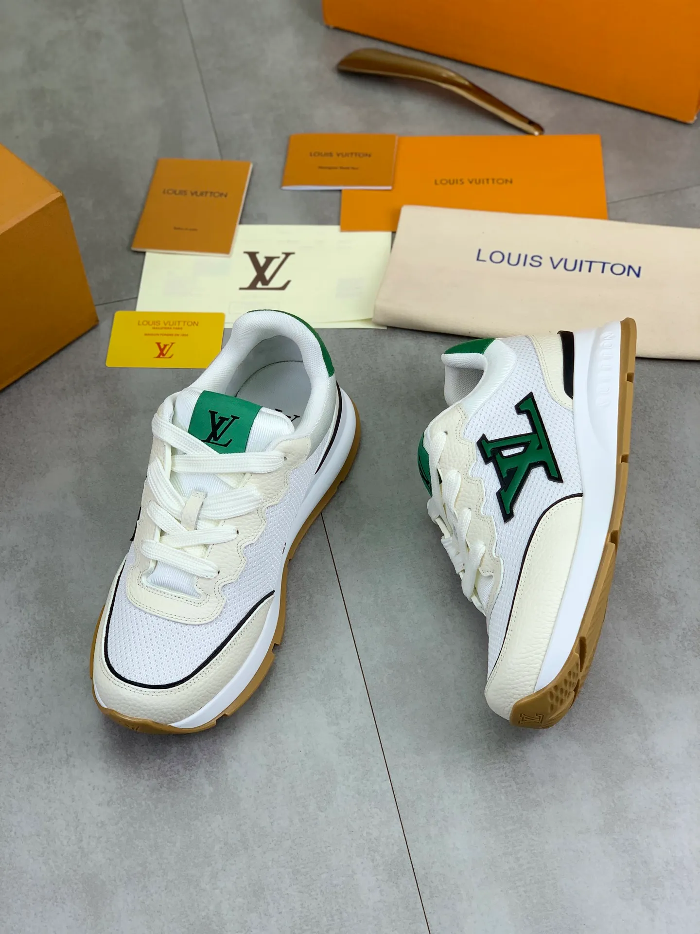Factory price P700 💶 Top version [LOUIS VUITTON] Couple 🧑‍🤝‍🧑 Craftsman style Counter series (original order) New style 🍀LV Louis Vuitton - top version LV classic high-top trendy shoes! Made of imported original craft calfskin, original breathable lining, and original wear-resistant, lightweight, high-end TPU outsole! High quality products! 4️⃣ colors available, size: female 35-39, male 39-44 (female 40, male 45 46 customized)